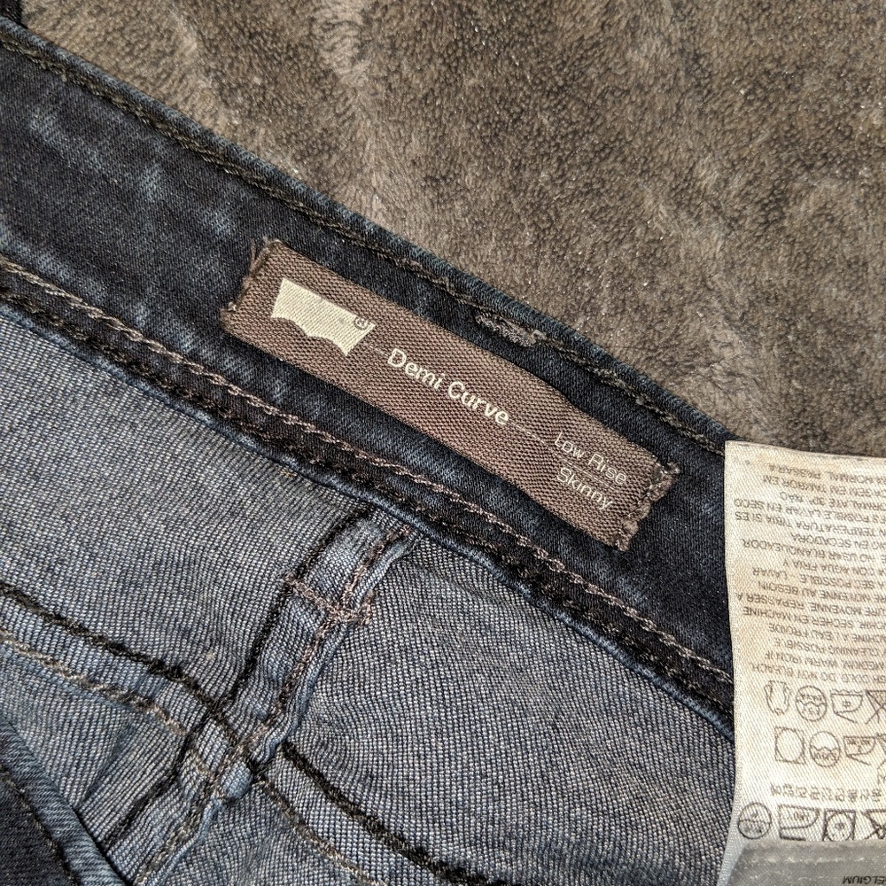 Levis Skinny Jeans *read description*